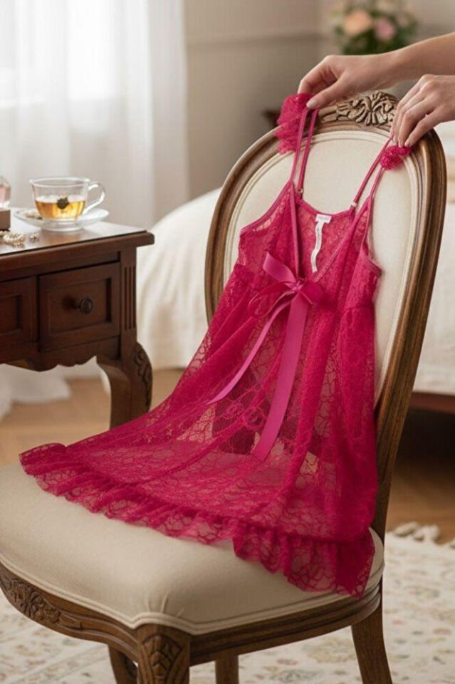 Kadın Fuşya Dantel Askılı Mini Gecelik Takım – Fırfır Detaylı Babydoll, 2 Parça