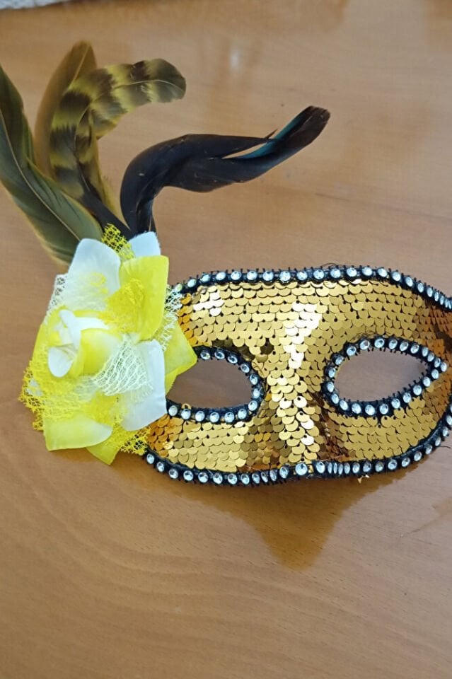 Sarı Payetli Bağcıklı Parti Maskesi – El Yapımı, Karnaval & Maskeli Balo Aksesuarı