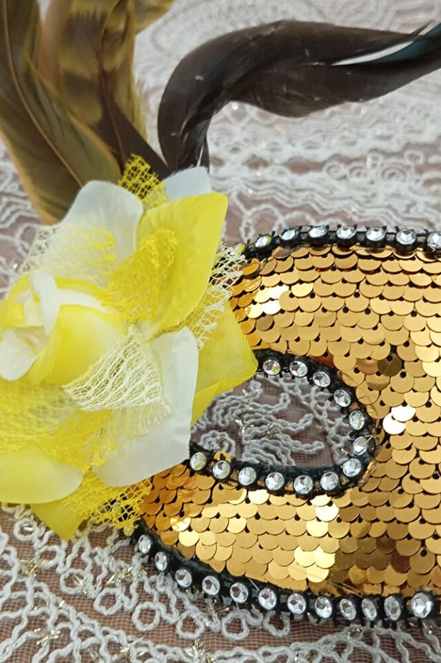 Sarı Payetli Bağcıklı Parti Maskesi – El Yapımı, Karnaval & Maskeli Balo Aksesuarı