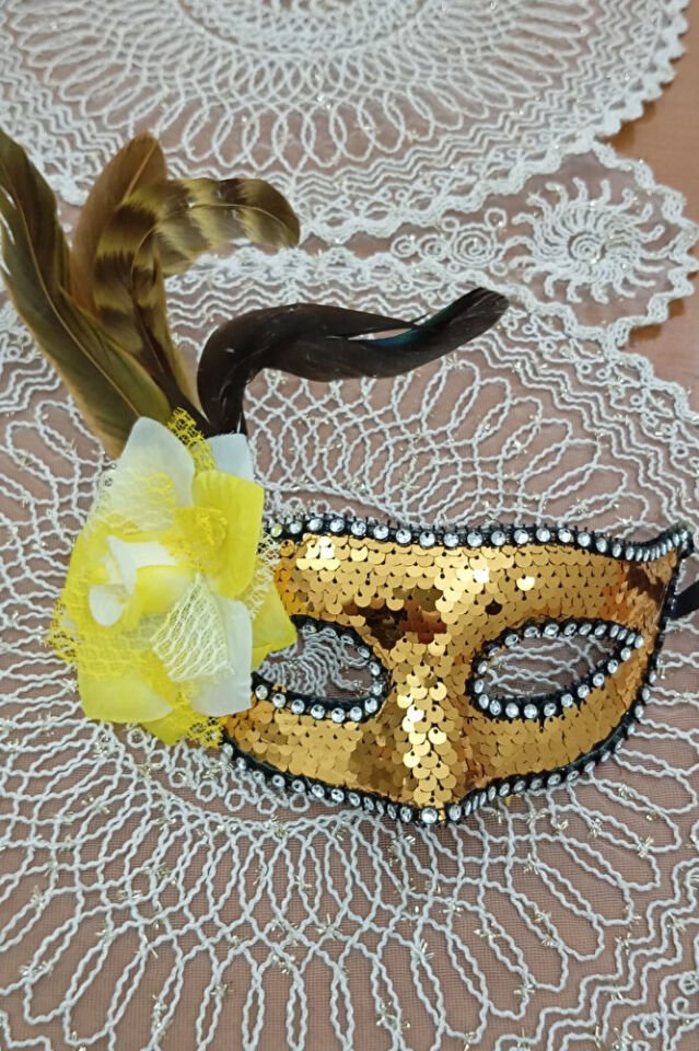 Sarı Payetli Bağcıklı Parti Maskesi – El Yapımı, Karnaval & Maskeli Balo Aksesuarı
