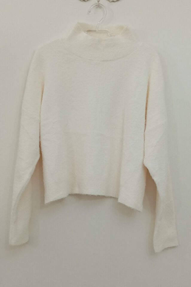 Kadın Ekru Yumoş Düşük Omuz Yarım Balıkçı Yaka Uzun Kollu Bol Kesim Kışlık Kazak