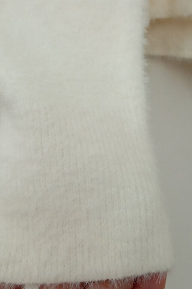 Kadın Ekru Yumoş Düşük Omuz Yarım Balıkçı Yaka Uzun Kollu Bol Kesim Kışlık Kazak