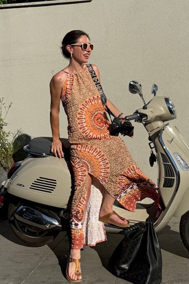 Kadın Etnik Desenli Gofre Yazlık Elbise – Boyundan Askılı, Yırtmaçlı, Turuncu