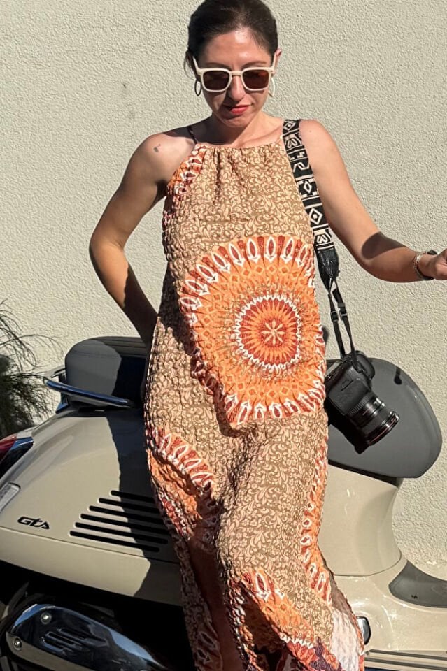 Kadın Etnik Desenli Gofre Yazlık Elbise – Boyundan Askılı, Yırtmaçlı, Turuncu