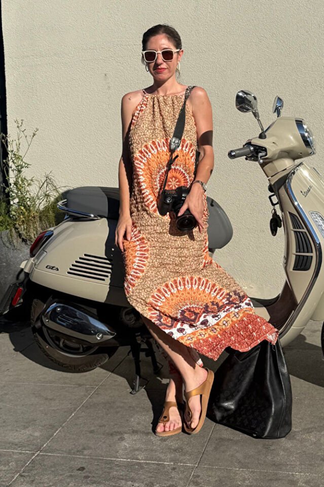 Kadın Etnik Desenli Gofre Yazlık Elbise – Boyundan Askılı, Yırtmaçlı, Turuncu