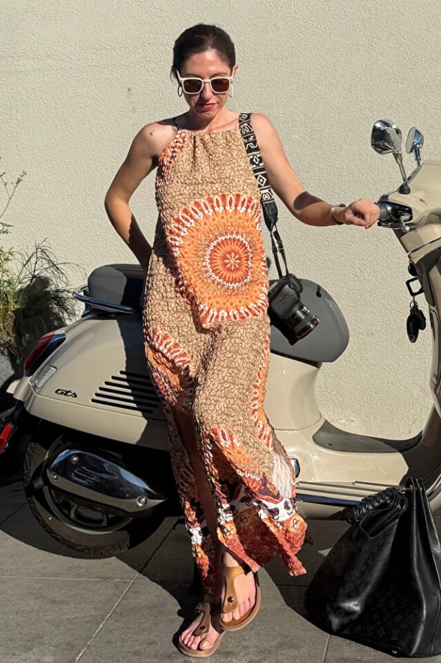 Kadın Etnik Desenli Gofre Yazlık Elbise – Boyundan Askılı, Yırtmaçlı, Turuncu