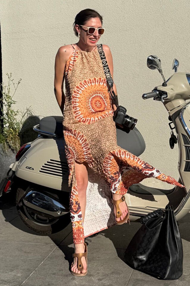 Kadın Etnik Desenli Gofre Yazlık Elbise – Boyundan Askılı, Yırtmaçlı, Turuncu