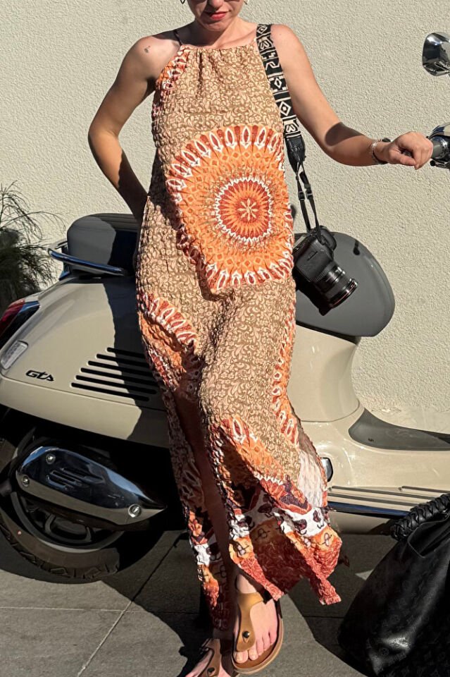 Kadın Etnik Desenli Gofre Yazlık Elbise – Boyundan Askılı, Yırtmaçlı, Turuncu