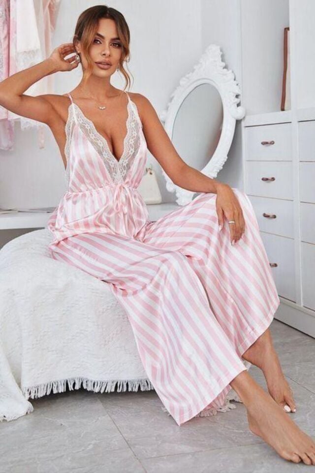 Kadın Saten Dantelli Derin V Yaka Tulum Gecelik | Sırt Çapraz Askılı, Pembe Beyaz Çizgili, Pijama