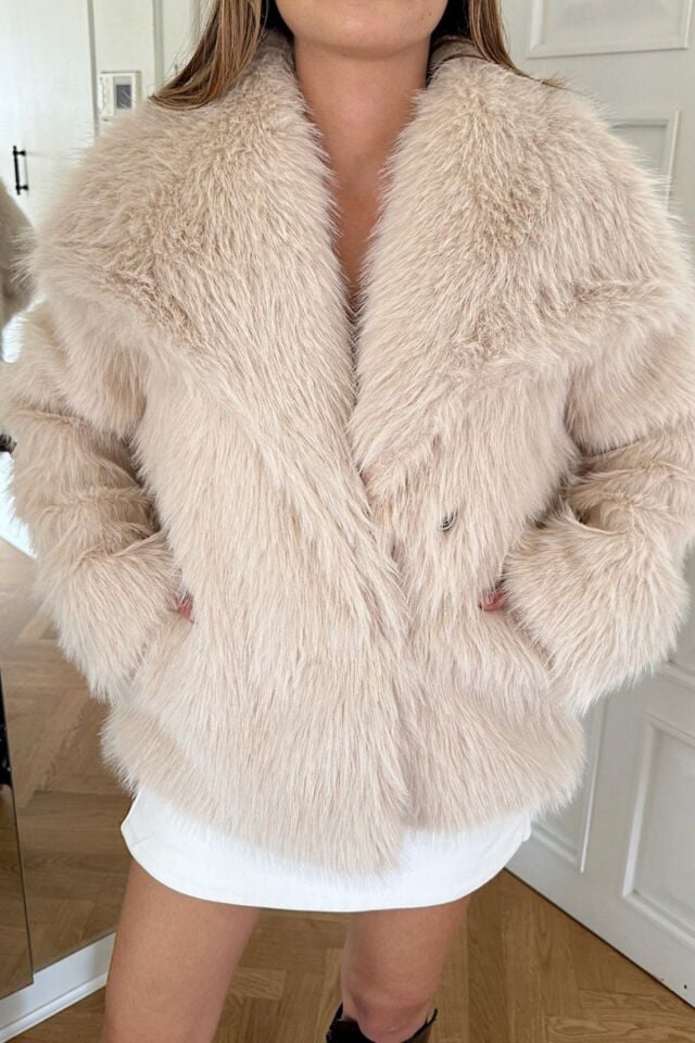 Kadın Suni Kürk Mont Bej – Şal Yaka, Kruvaze, Çift Çıtçıtlı, Uzun Kollu, Kalın, Rahat Kalıp