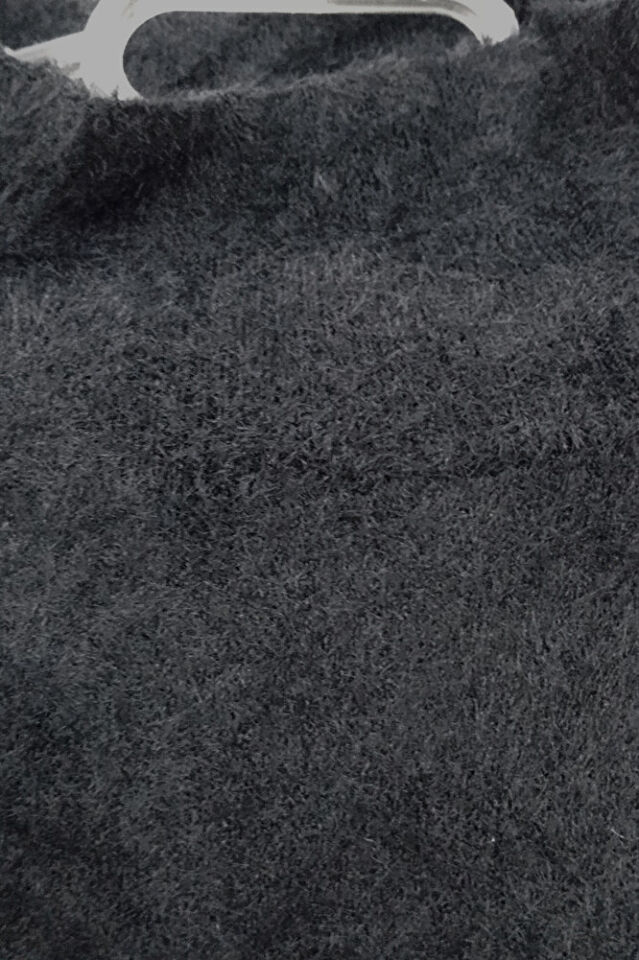 Kadın Siyah Yumoş Düşük Omuz Yarım Balıkçı Yaka Uzun Kollu Bol Kesim Kışlık Kazak